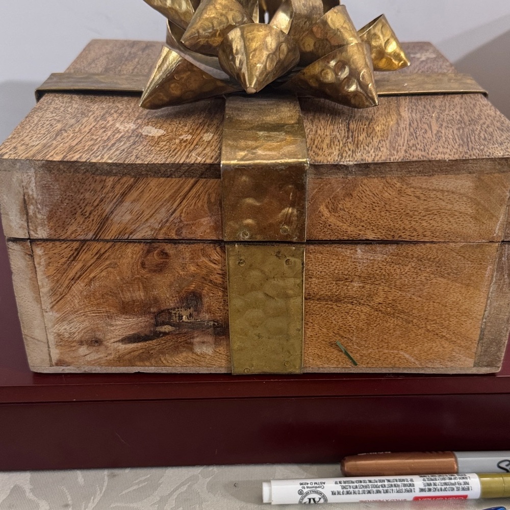 Vintage Wood decorative box with a hammered brass ribbon and bow - Picture 10 of 14